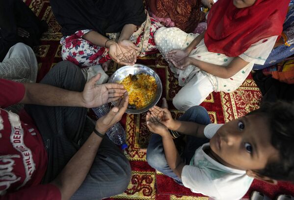 El Corán establece que &quot;el ayuno debe ser de varios días&quot;. Los creyentes musulmanes rechazan cualquier alimento y agua durante las horas de luz del mes, desde el suhur hasta el iftar.El suhur es la primera comida: se realiza antes de la oración —fajr—, antes del amanecer.En la foto: personas rezan antes de ayunar durante el mes sagrado del Ramadán, Pakistán. - Sputnik Mundo