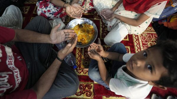 Personas rezan antes de ayunar durante el mes sagrado del Ramadán, Pakistán. - Sputnik Mundo