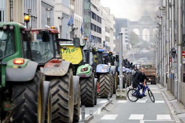 Estos últimos meses, manifestantes bloqueaban el tráfico con tractores en carreteras clave de ciudades europeas.En la foto: agricultores con sus tractores bordean un bulevar principal que conduce al edificio del Consejo Europeo en Bruselas. - Sputnik Mundo