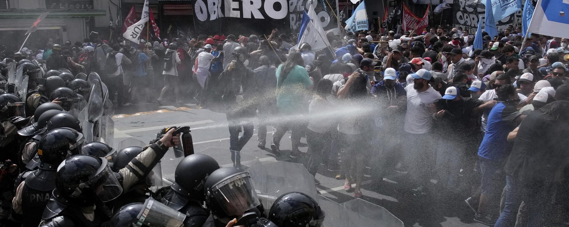 La policía argentina bloquea una manifestación antigubernamental - Sputnik Mundo, 1920, 28.03.2024