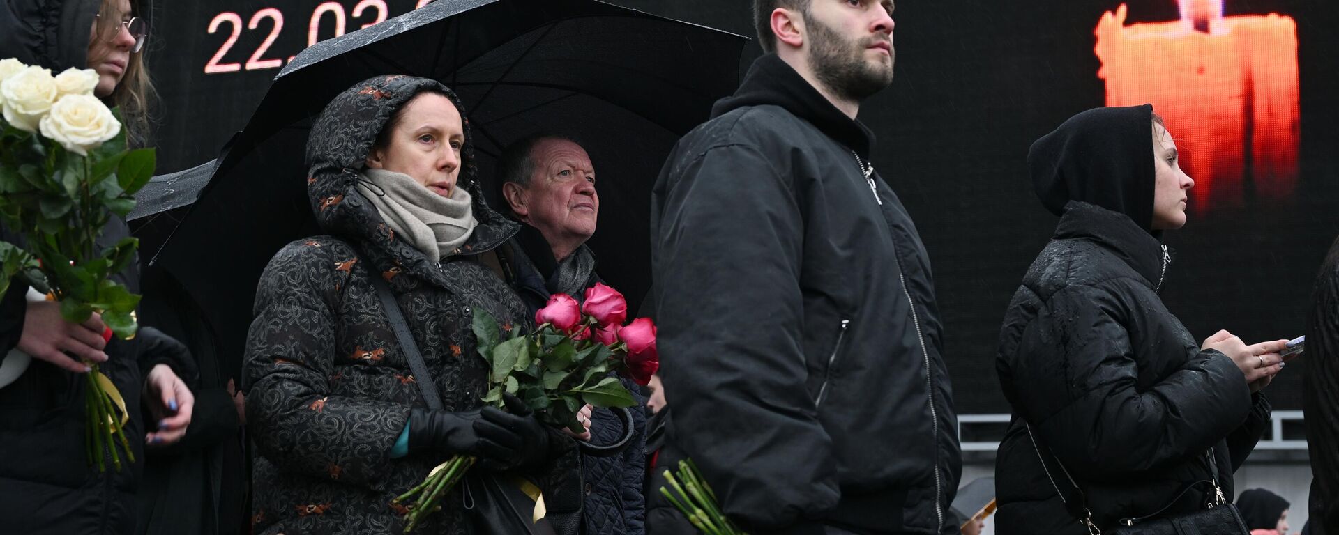 La gente hace cola en un monumento espontáneo cerca de Crocus City Hall, en la región de Moscú, en memoria de las víctimas del atentado terrorista  - Sputnik Mundo, 1920, 28.03.2024