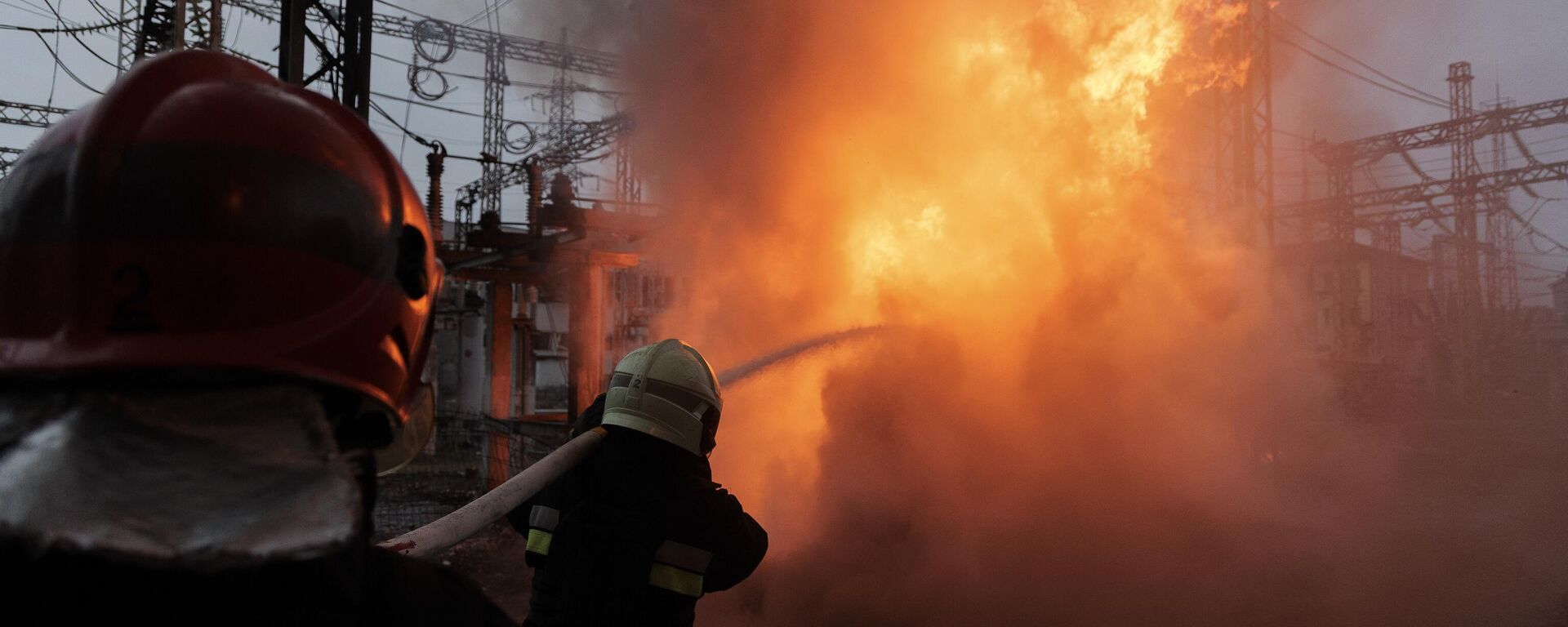 Bomberos ucranianos intentan extinguir un incendio en una instalación eléctrica - Sputnik Mundo, 1920, 29.03.2024
