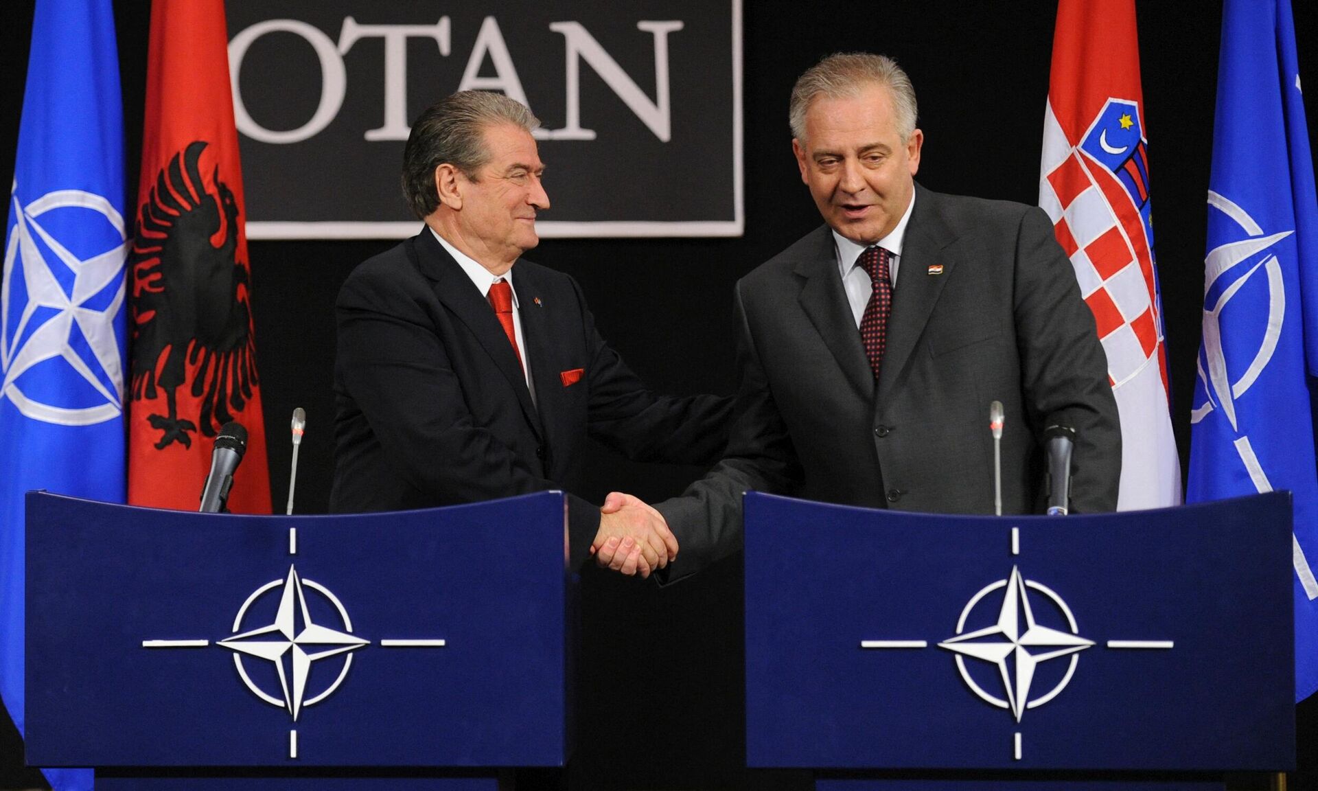 El primer ministro albanés, Sali Berisha, estrecha la mano del primer ministro croata, Ivo Sanader, durante la rueda de prensa posterior a la ceremonia celebrada en la sede de la OTAN el 7 de abril de 2009 en Bruselas, con motivo de la entrada de sus países en la alianza - Sputnik Mundo, 1920, 29.03.2024