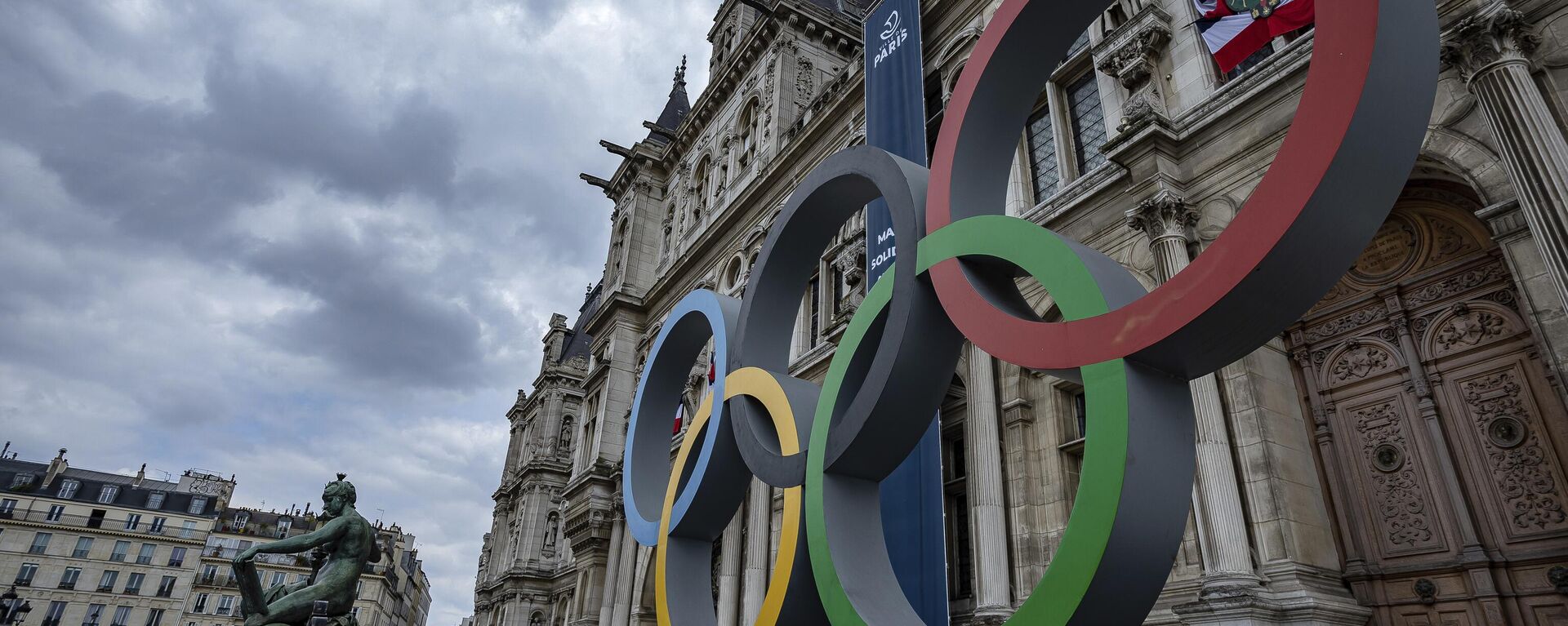 Los anillos olímpicos se ven frente al Ayuntamiento de París - Sputnik Mundo, 1920, 30.03.2024