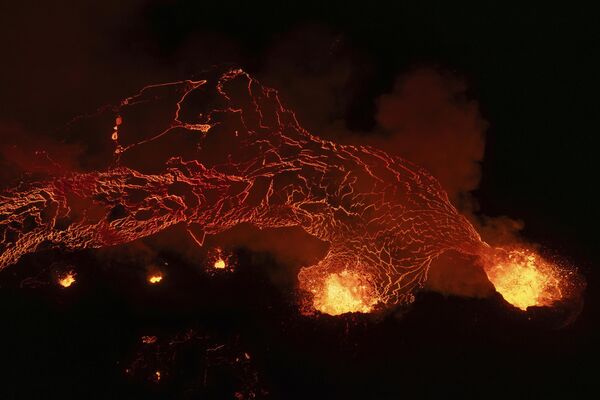 En los últimos meses, la ciudad de Grindavik, en la península de Reykjanes, ha sufrido varias erupciones del volcán vecino, que resultaron incluso con daños a las propiedades de una localidad cercana. En la foto: flujos de lava del volcán cerca de la ciudad de Grindavik, Islandia.  - Sputnik Mundo