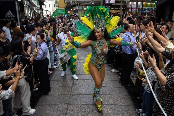 Un hombre con una mujer vestidos con trajes de carnaval bailan durante Festival Internacional de Macao 2024. - Sputnik Mundo
