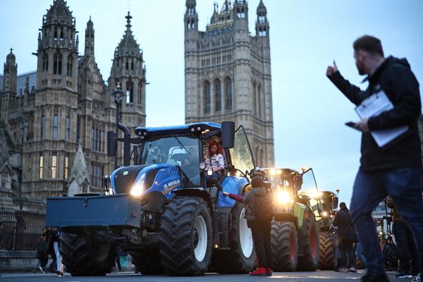 Un agricultor es entrevistado durante un desfile de tractores en Westminster, Londres. La manifestación fue organizada contra la política alimentaria del Gobierno del Reino Unido, las importaciones de mala calidad y el endurecimiento de las normas de etiquetado. - Sputnik Mundo