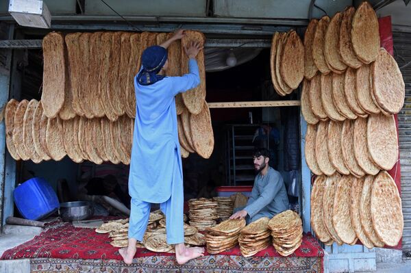 Los vendedores de pan disponen sus mercancías mientras esperan a los clientes en Quetta, Pakistán - Sputnik Mundo
