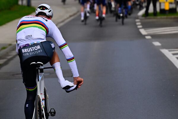 El ciclista holandés Alpecin-Deceuninck Mathieu van der Poel durante la carrera de 253,1 km de Gent-Wevelgem. - Sputnik Mundo