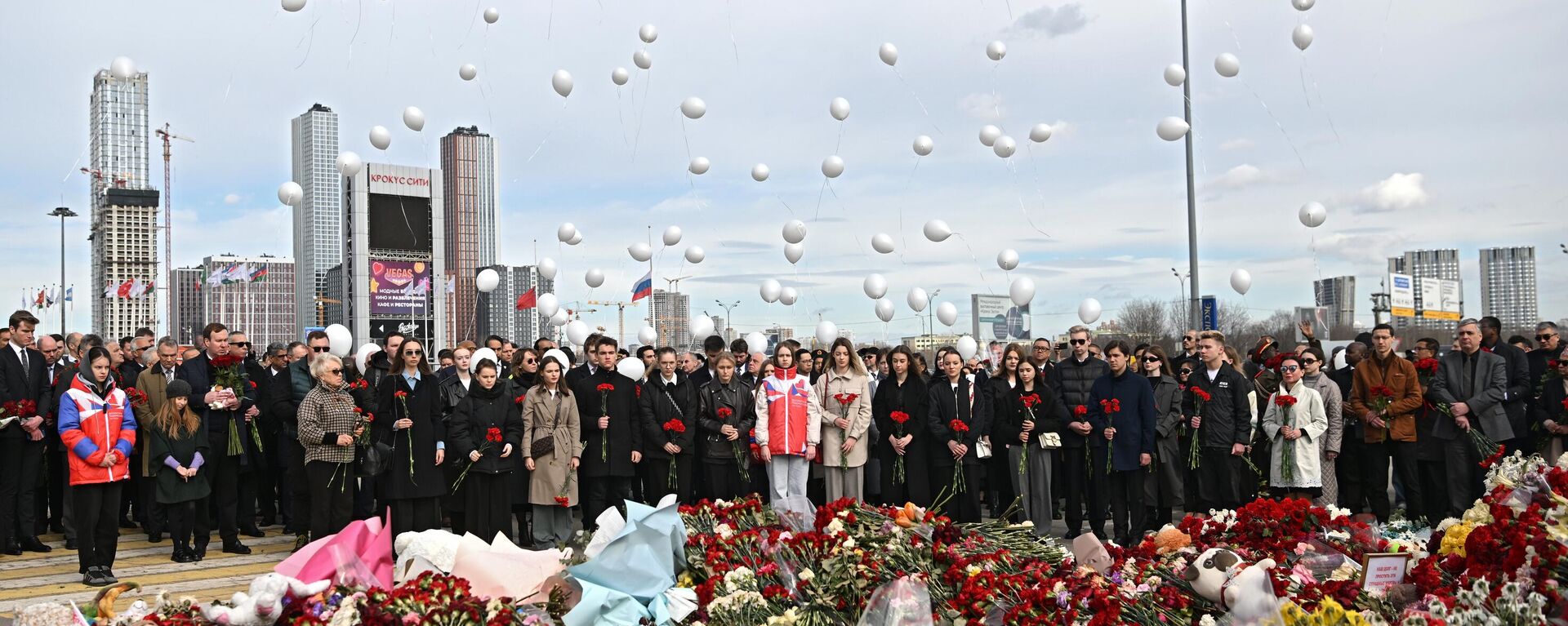 La gente coloca flores en el memorial frente al Crocus City Hall - Sputnik Mundo, 1920, 30.03.2024