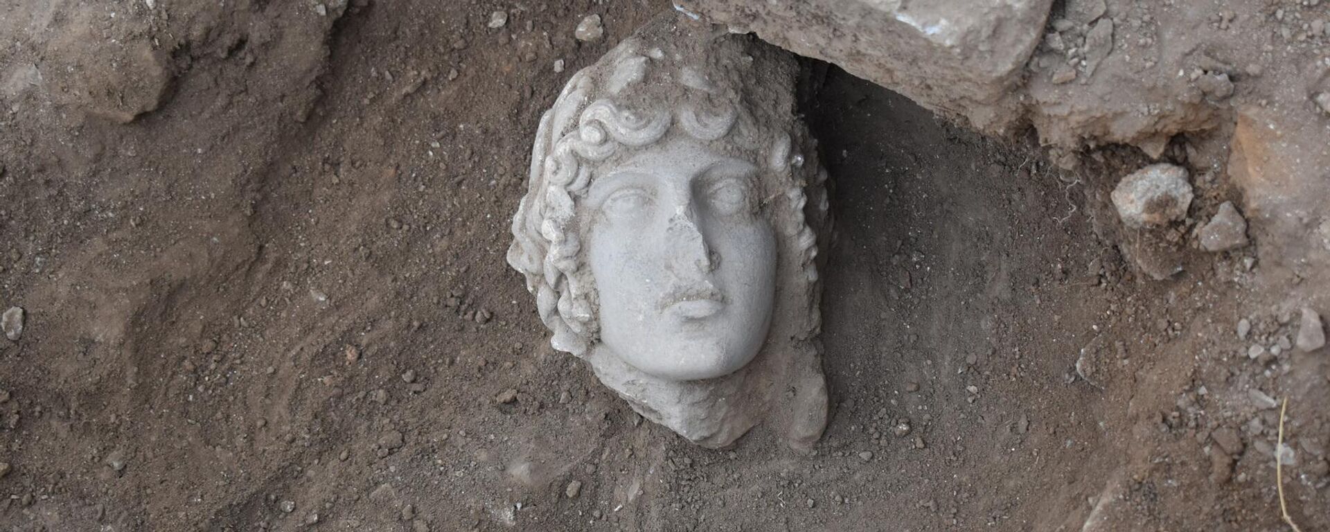 La cabeza de una estatua de Apolo encontrada en Grecia - Sputnik Mundo, 1920, 30.03.2024