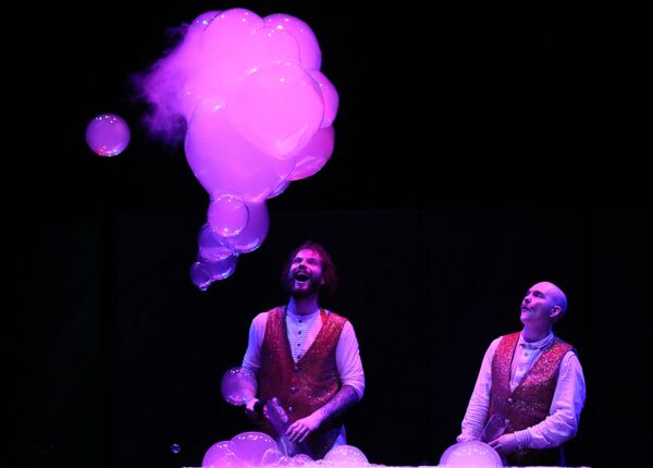 El espectáculo combina elementos de teatro —género original, — artes circenses y pantomima. - Sputnik Mundo