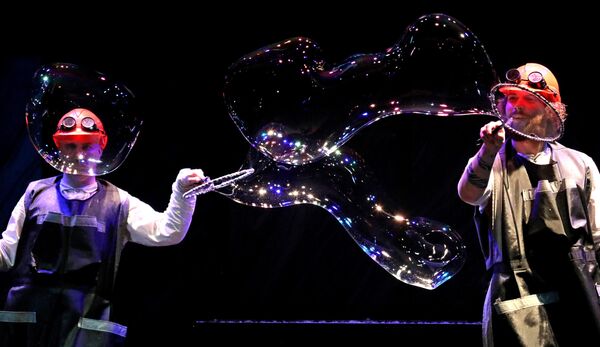 Estrellas europeas de la escena, ilusionistas y maestros de esta técnica con jabón, combinan el mejor espectáculo de burbujas del mundo en una actuación única. - Sputnik Mundo