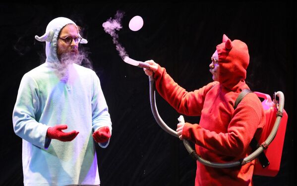 Clinc! no es solo un espectáculo de burbujas de jabón, ni tampoco una actuación para los más pequeños. Es una nueva forma de arte que combina ciencia con tecnología moderna, teatro y burbujas espumosas. - Sputnik Mundo
