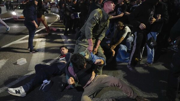 Miles de personas protestan frente al Parlamento israelí y piden elecciones anticipadas - Sputnik Mundo