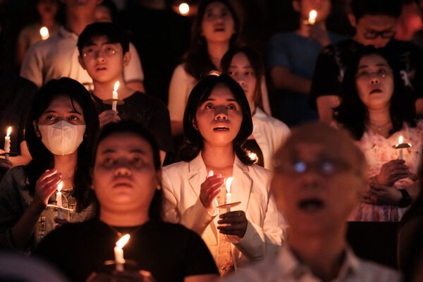 Católicos celebran la Pascua en la iglesia de San Cristóbal de Yakarta, Indonesia. - Sputnik Mundo