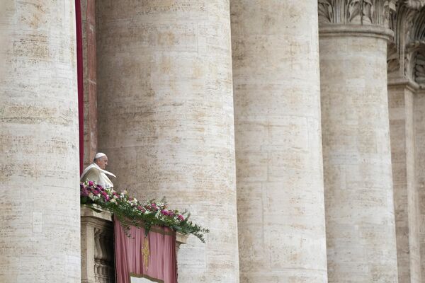 El papa Francisco ofrece una misa en la Basílica de San Pedro, en el Vaticano. - Sputnik Mundo