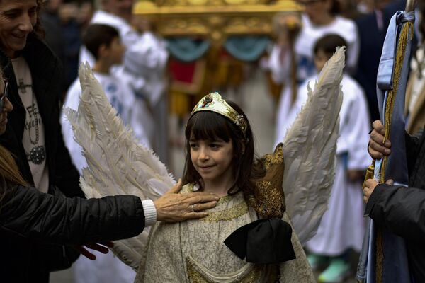 La ceremonia de la Bajada del Ángel del Domingo de Resurrección, que forma parte de la Semana Santa en Tudela, en el norte de España. - Sputnik Mundo