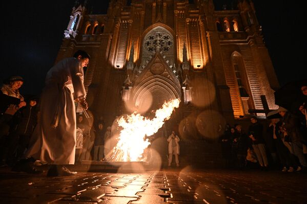Un clérigo en la misa de Pascua en la catedral católica romana de la Inmaculada Concepción de la Santísima Virgen María en Moscú, Rusia. - Sputnik Mundo