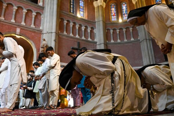 Católicos rezan el Domingo de Pascua en Lahore, Pakistán. - Sputnik Mundo