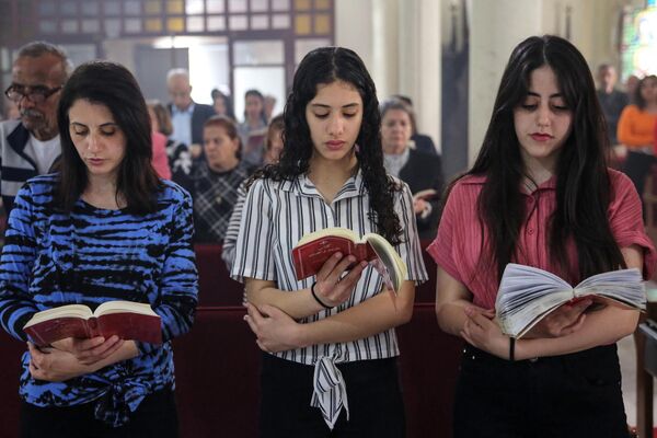 Cristianos palestinos celebran la misa del Domingo de Resurrección en la iglesia católica de la Sagrada Familia de la ciudad de Gaza, Palestina. - Sputnik Mundo