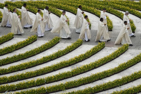 Sacerdotes caminan durante la misa del Domingo de Pascua celebrada por el Papa Francisco, Vaticano. - Sputnik Mundo