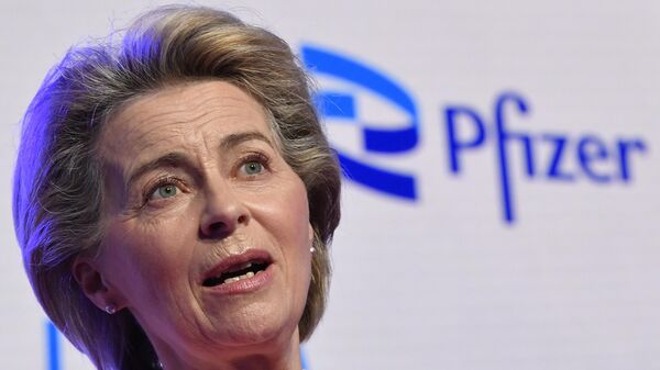 La presidenta de la Comisión Europea, Ursula von der Leyen, durante una visita a la empresa farmacéutica Pfizer - Sputnik Mundo