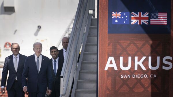 El primer ministro británico, Rishi Sunak, segundo a la derecha, camina durante una reunión con el presidente estadounidense Joe Biden, segundo a la izquierda, y el primer ministro australiano Anthony Albanese, a la izquierda, en la base naval de Point Loma en San Diego, California (archivo)  - Sputnik Mundo