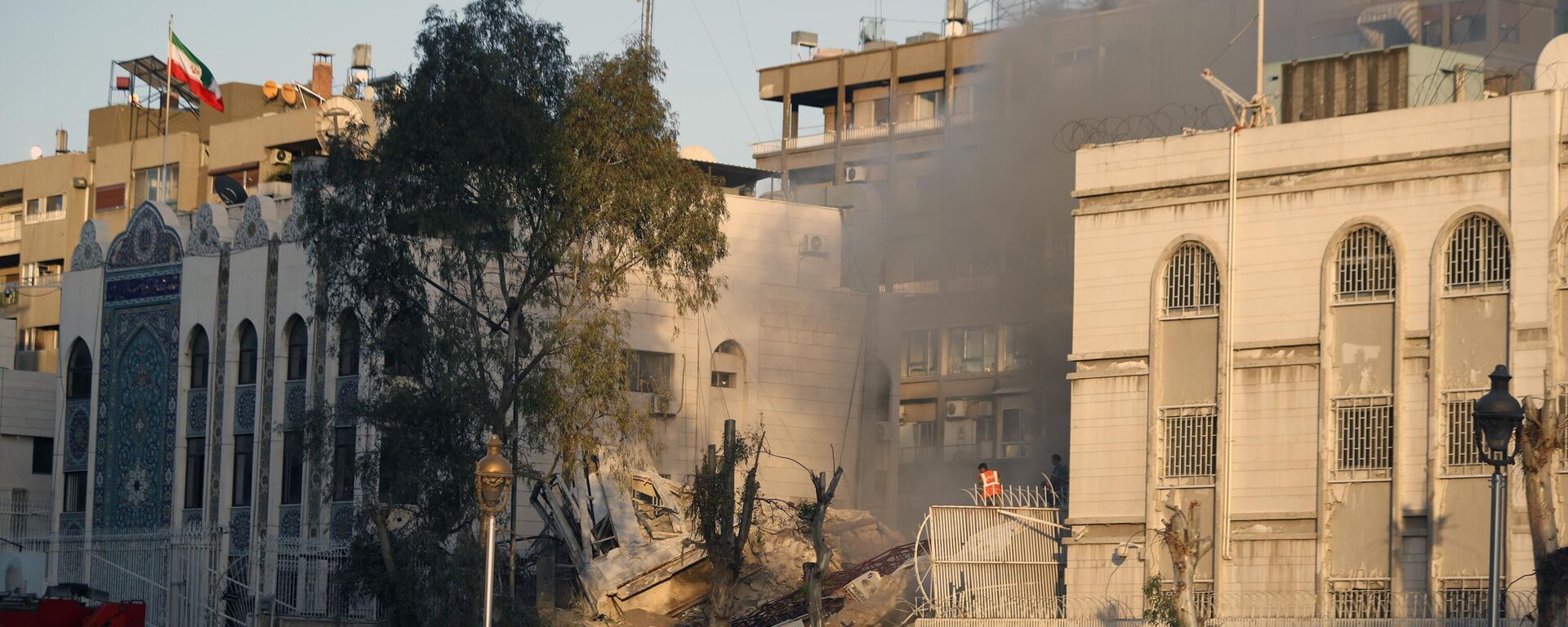 Los servicios de emergencia trabajan en un edificio destruido por un ataque aéreo en Damasco, Siria - Sputnik Mundo, 1920, 02.04.2024