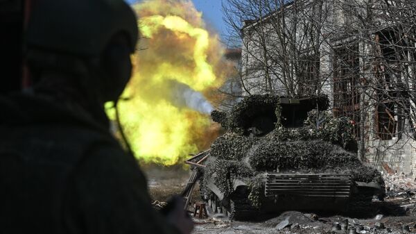 Un tanque ruso disparando en la zona de la operación militar - Sputnik Mundo