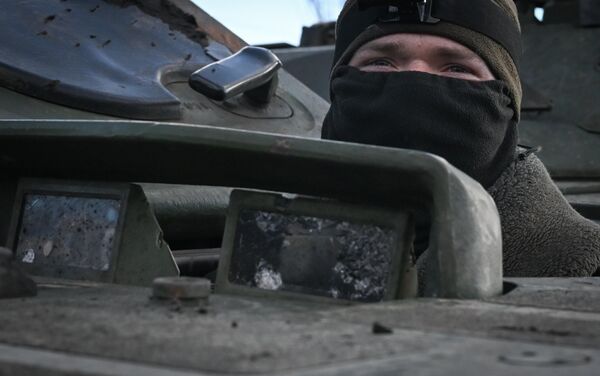 Un conductor ruso manejando el vehículo de combate de infantería alemán Marder. - Sputnik Mundo