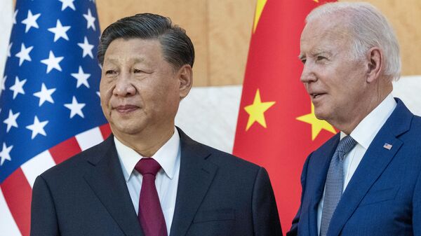 El presidente de China, Xi Jinping, y el presidente de EEUU, Joe Biden  - Sputnik Mundo