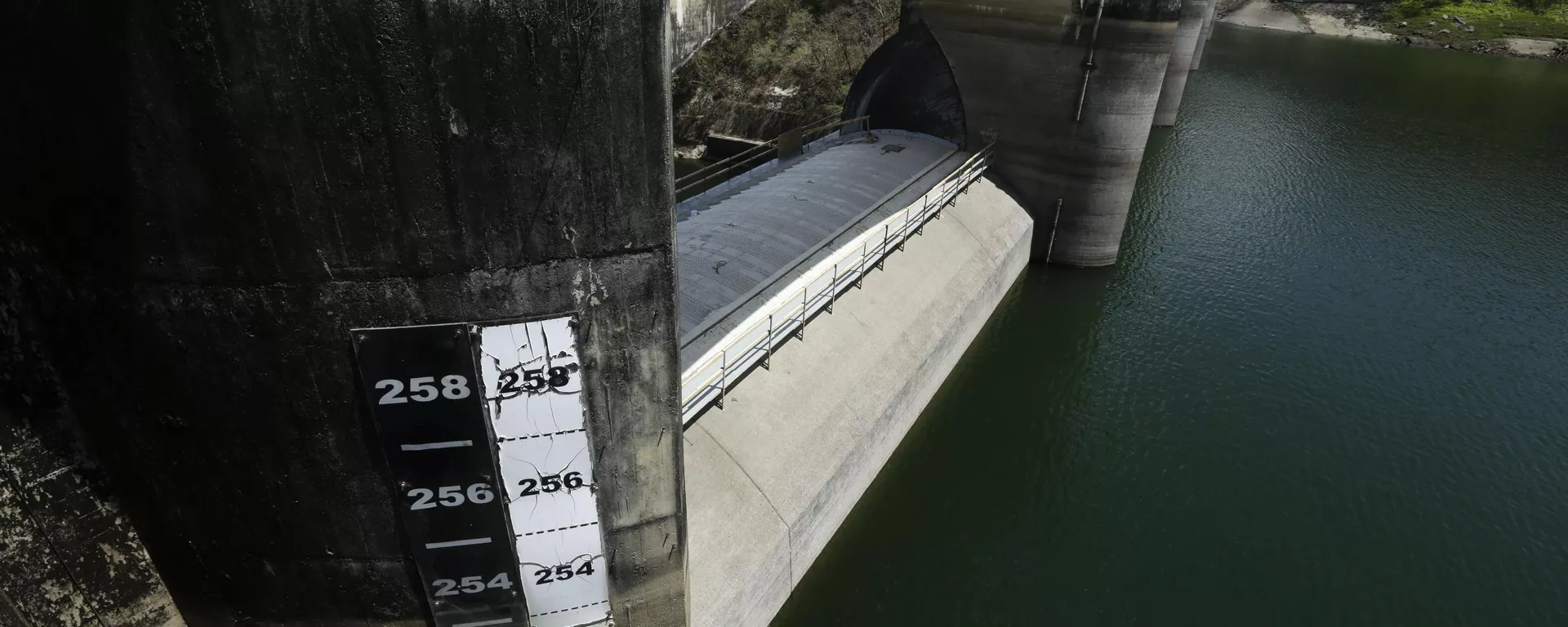Un medidor de la presa Madden muestra el nivel del agua del lago Alajuela, en Chilibre, Panamá. El Lago Alajuela es uno de los dos lagos artificiales que suministran agua y electricidad al Canal de Panamá. - Sputnik Mundo, 1920, 03.04.2024