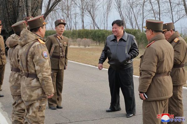 Kim Jong-un suele estar presente en los campos de pruebas durante los ensayos y también visita fábricas militares. - Sputnik Mundo