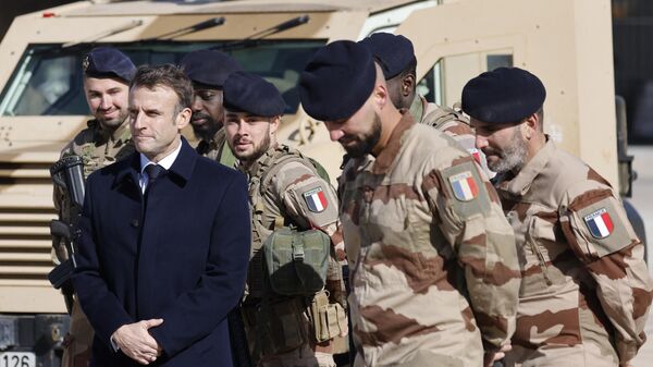  Emmanuel Macron, presidente francés, con militares de su país pasa revista a las tropas mientras visita la base aérea Príncipe Hassan (H5) de la Real Fuerza Aérea Jordana - Sputnik Mundo