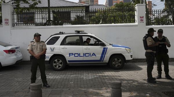 Policías montan guardia frente a la Embajada de México, el 18 de diciembre de 2023 - Sputnik Mundo