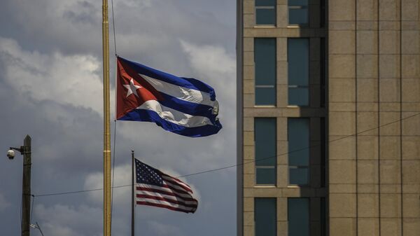 La bandera cubana junto a la bandera estadounidense frente a la embajada de EEUU en La Habana, Cuba - Sputnik Mundo