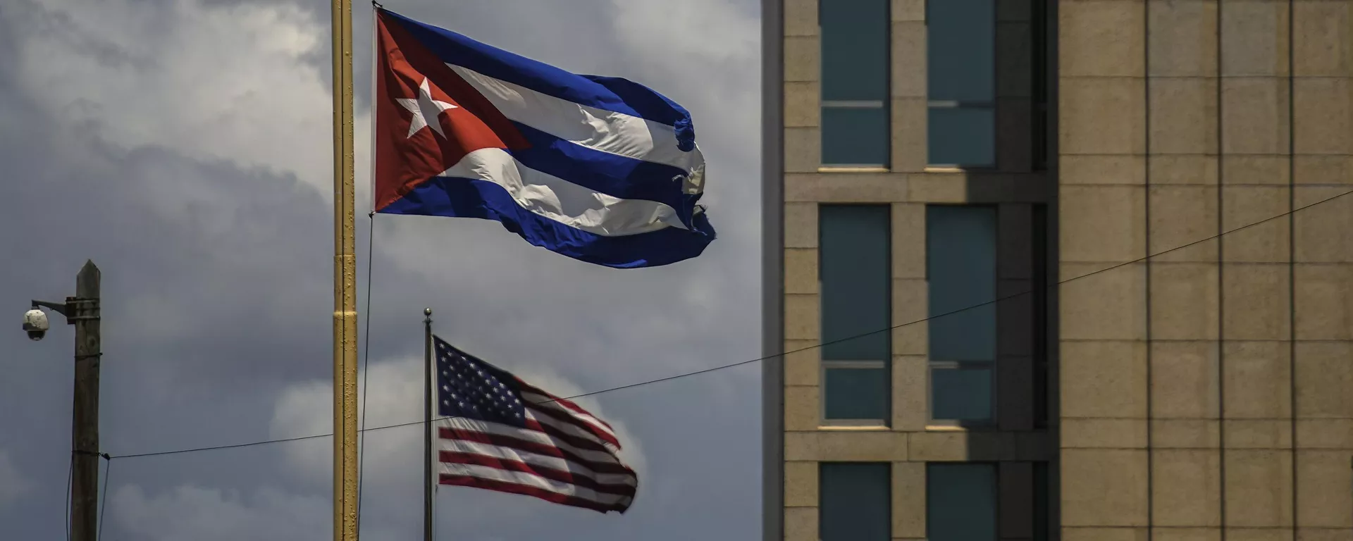 La bandera cubana junto a la bandera estadounidense frente a la embajada de EEUU en La Habana, Cuba - Sputnik Mundo, 1920, 29.05.2024