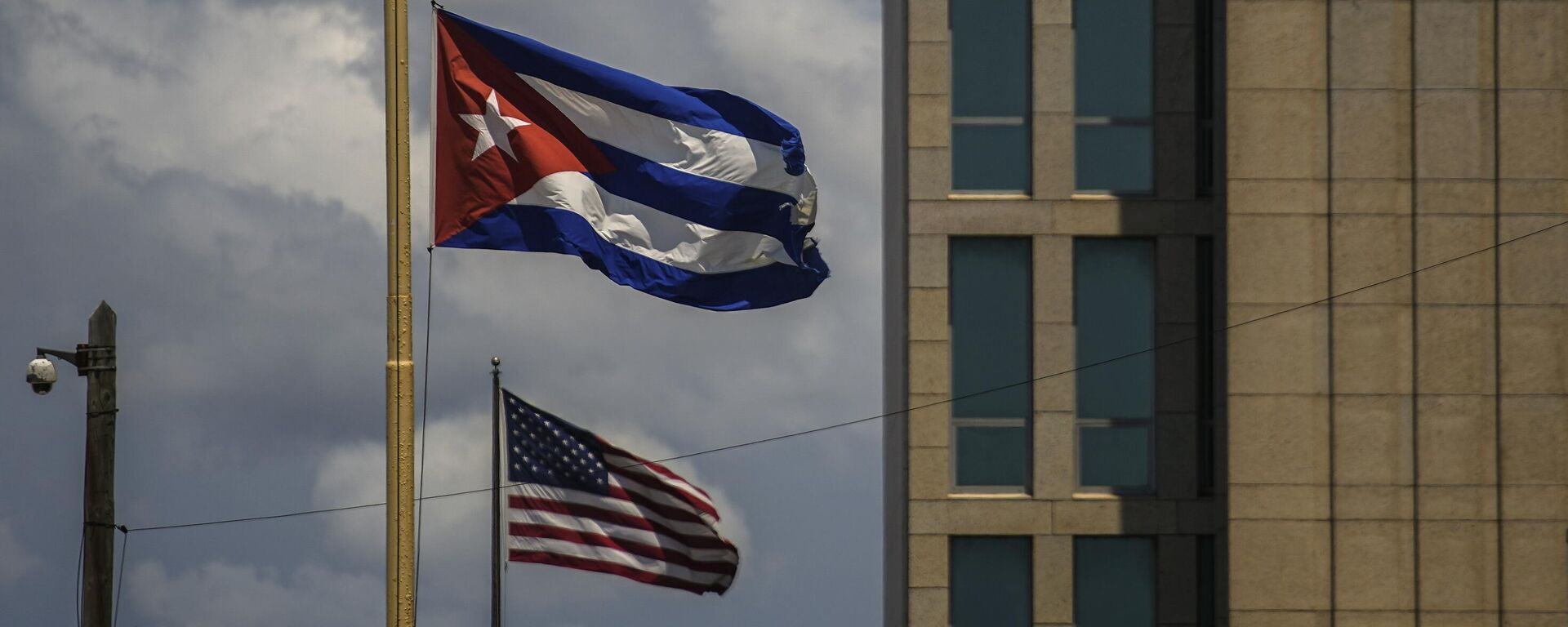 La bandera cubana junto a la bandera estadounidense frente a la embajada de EEUU en La Habana, Cuba - Sputnik Mundo, 1920, 21.05.2024