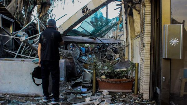Consecuencias del ataque israelí contra el barrio diplomático de Damasco, Siria - Sputnik Mundo