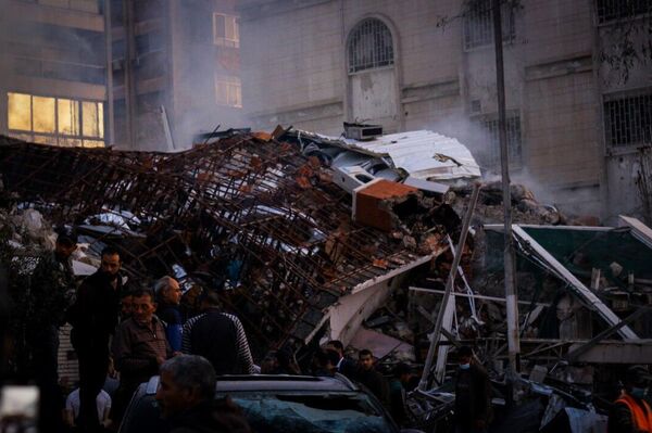 Consecuencias del ataque israelí contra el barrio diplomático de Damasco, Siria. - Sputnik Mundo