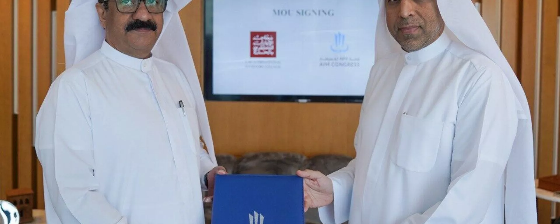 Secretario general del Consejo de Inversores Internacionales de los EAU (UAEIIC), Jamal Saif Jarwan, y el presidente del Congreso AIM, Dawood Shezawi, firman un memorándum - Sputnik Mundo, 1920, 04.04.2024