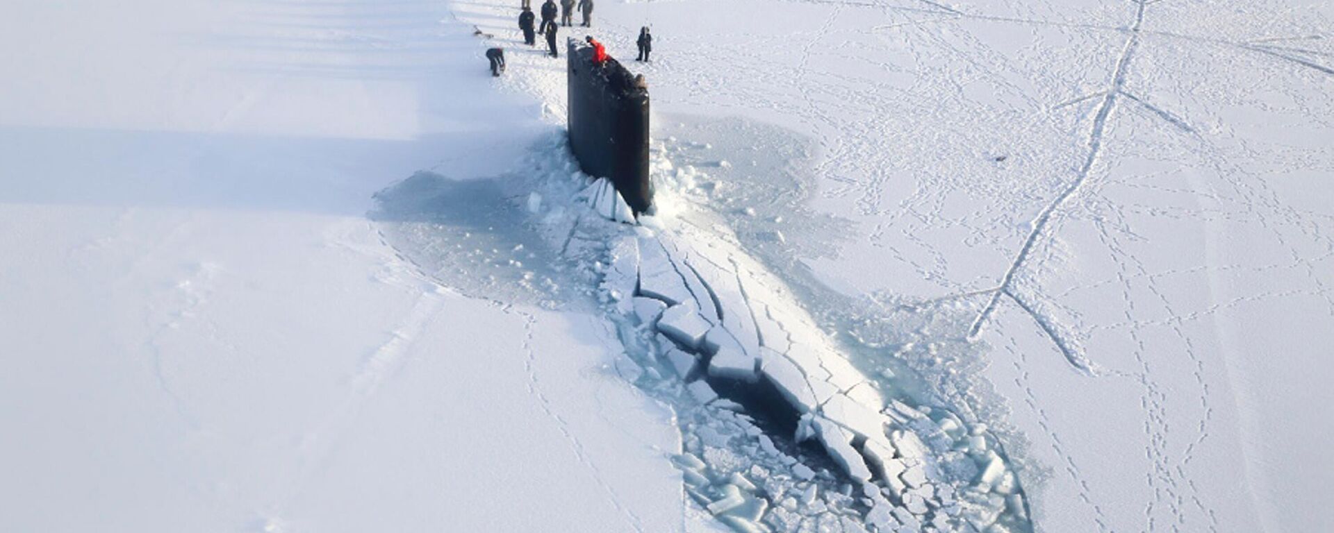 Submarino norteamericano tras atravesar el hielo en el mar de Beaufort, frente a la costa norte de Alaska, foto de 2016 facilitada por la Armada de EEUU - Sputnik Mundo, 1920, 04.04.2024