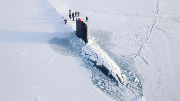 Submarino norteamericano tras atravesar el hielo en el mar de Beaufort, frente a la costa norte de Alaska, foto de 2016 facilitada por la Armada de EEUU - Sputnik Mundo