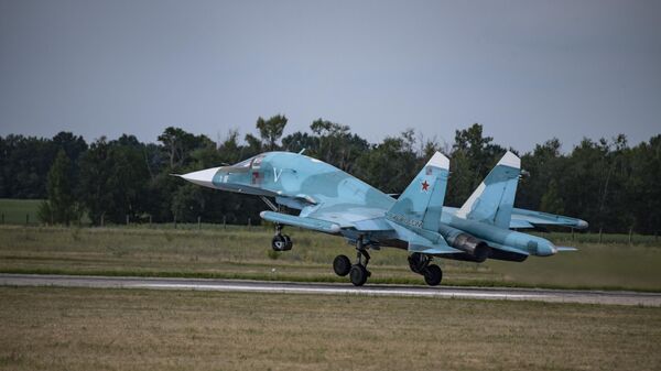Un cazabombardero Su-34 de las Fuerzas Aéreas rusas despega de un aeródromo en la zona de la operación militar especial  - Sputnik Mundo