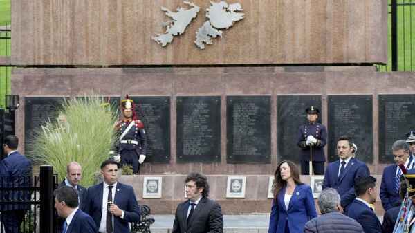 El presidente argentino, Javier Milei, visita un monumento de guerra en la ceremonia oficial de conmemoración del 42.° aniversario del conflicto entre Argentina y Gran Bretaña por las Islas Malvinas en Buenos Aires, Argentina, el 2 de abril, 2024 - Sputnik Mundo