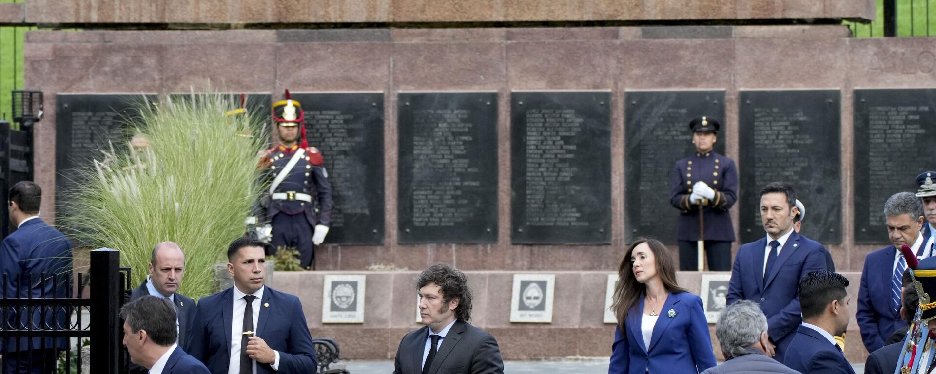 El presidente argentino, Javier Milei, visita un monumento de guerra en la ceremonia oficial de conmemoración del 42.° aniversario del conflicto entre Argentina y Gran Bretaña por las Islas Malvinas en Buenos Aires, Argentina, el 2 de abril, 2024 - Sputnik Mundo, 1920, 06.04.2024
