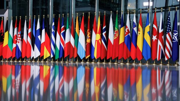 Las banderas de los países miembros de la OTAN en Bruselas - Sputnik Mundo