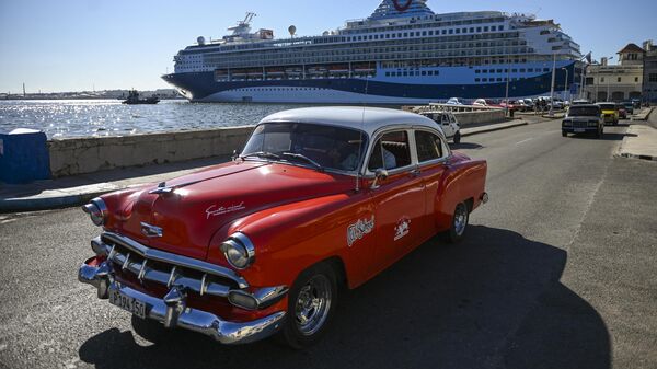 Un viejo coche estadounidense circula frente al crucero Marella Explorer 2 en el puerto de La Habana, Cuba - Sputnik Mundo