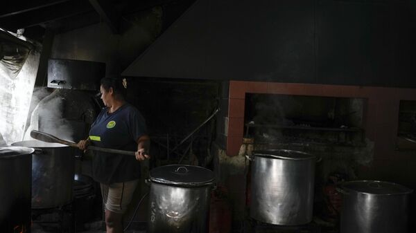 Gabriela Lucero cocina en un comedor comunitario dirigido por el Movimiento de Trabajadores Excluidos (MTE) en Buenos Aires, Argentina - Sputnik Mundo